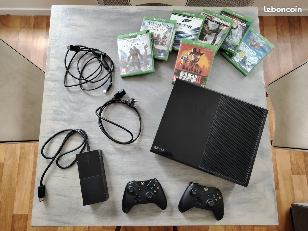 XBox One 365Gb Black + 2 manettes + 7 jeux (image 1)