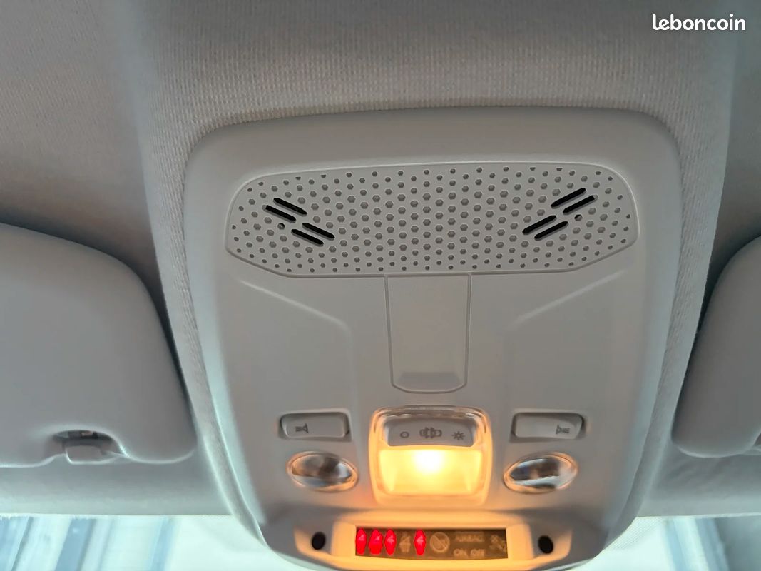 Peugeot 208 1.2 75i STYLE / DISTRIBUTION OK / ENTRETIEN PEUGEOT / BATTERIE NEUVE (image 32)