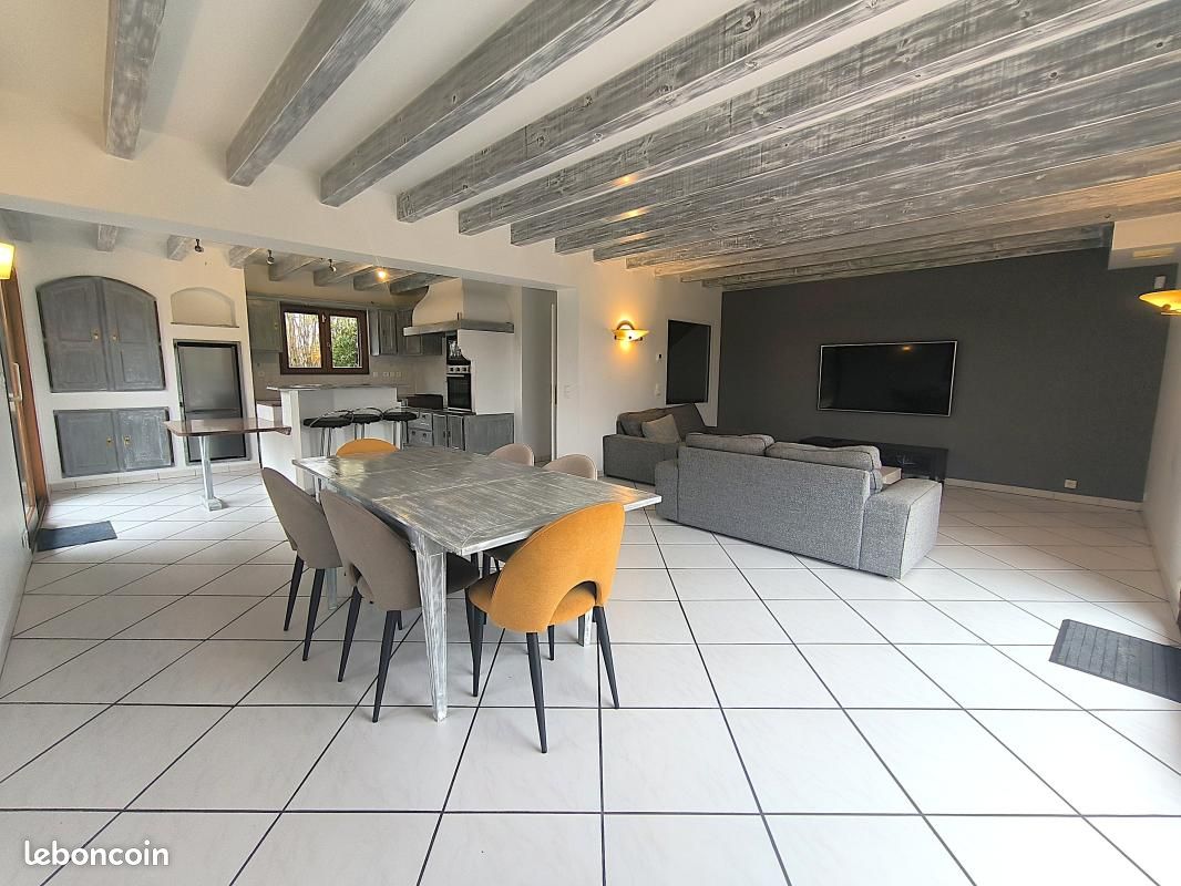 Maison 7 pièces 230 m² · à Prévessin-Moëns · 230 m² · 3 600 €/mois