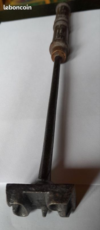 Ancien Fer à Marquer En Fonte – Manche Bois – Lettres Initiales JP – Outil Vintage