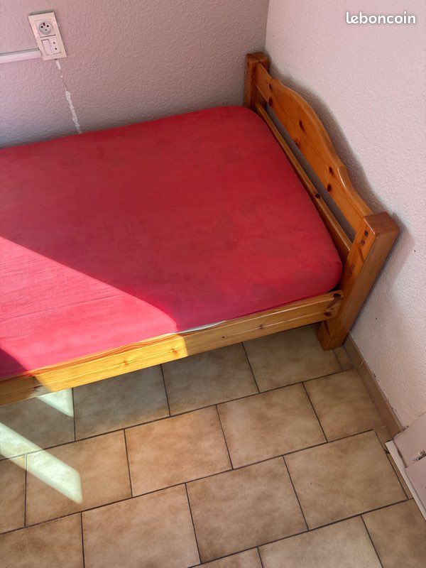 Lit en bois (image 2)