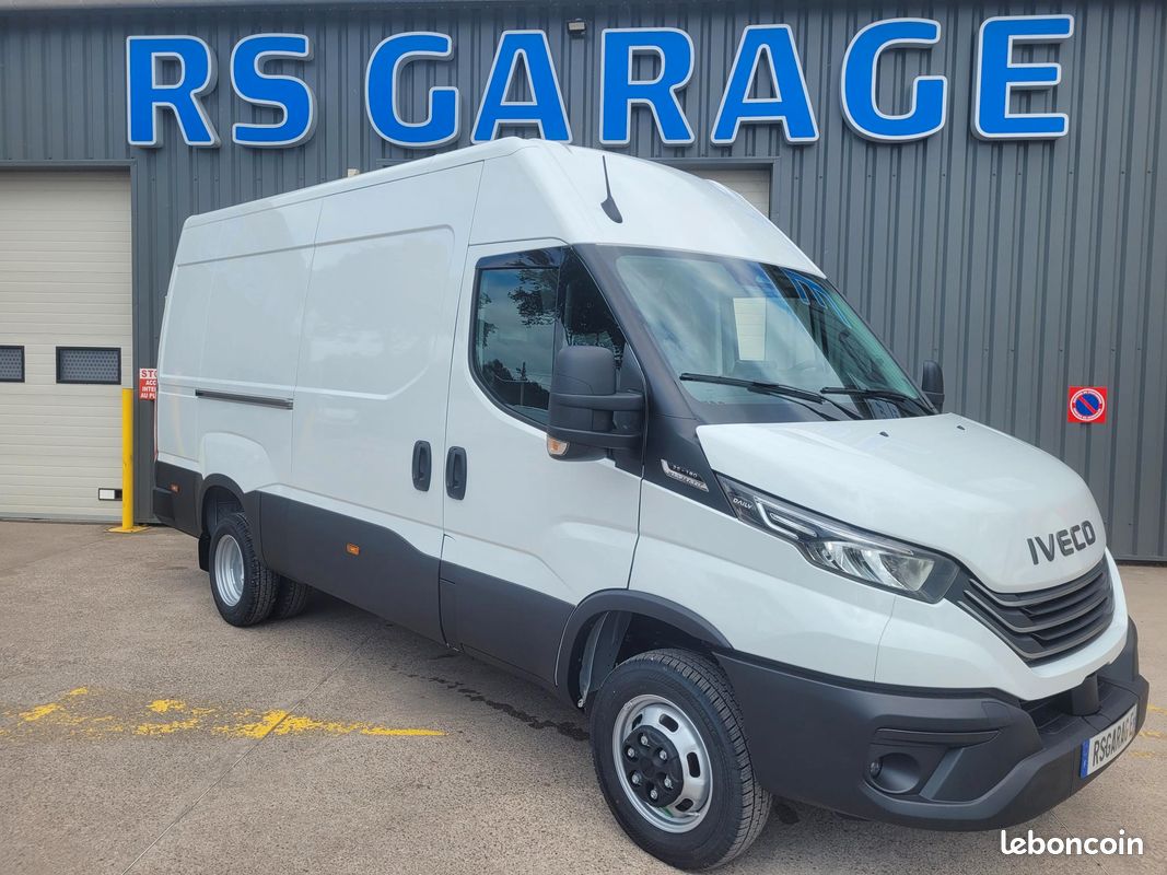 IVECO DAILY MY24 35C18 HA8 V12 FOURGON PACK COMFORT PLUS + PACK STYLE 03 PLACES comme NEUF avec ATTELAGE / MOTEUR 3 LITRES / CAMÉRA DE RECUL / SUSPENSION RENFORCÉE 07 LAMES ( Prix de Vente 48 990 HT ) (image 1)