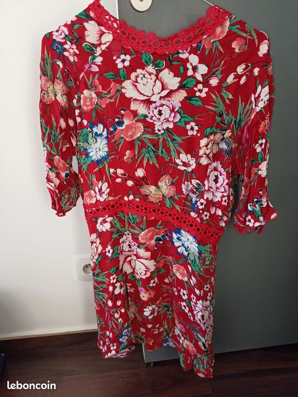 Robe courte rouge à fleurs Vêtements