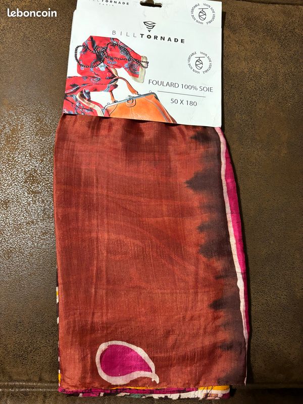 Foulard 100 % soie neuf (image 1)