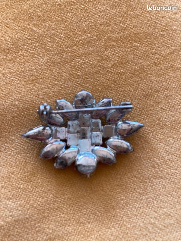 Broche imitation diamants 4cm H et 3cm L (image 2)