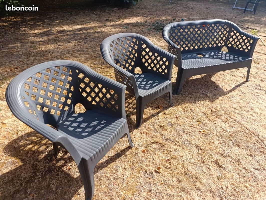 Salon de jardin résine anthracite — 2 fauteuils + 1 banquette (image 1)