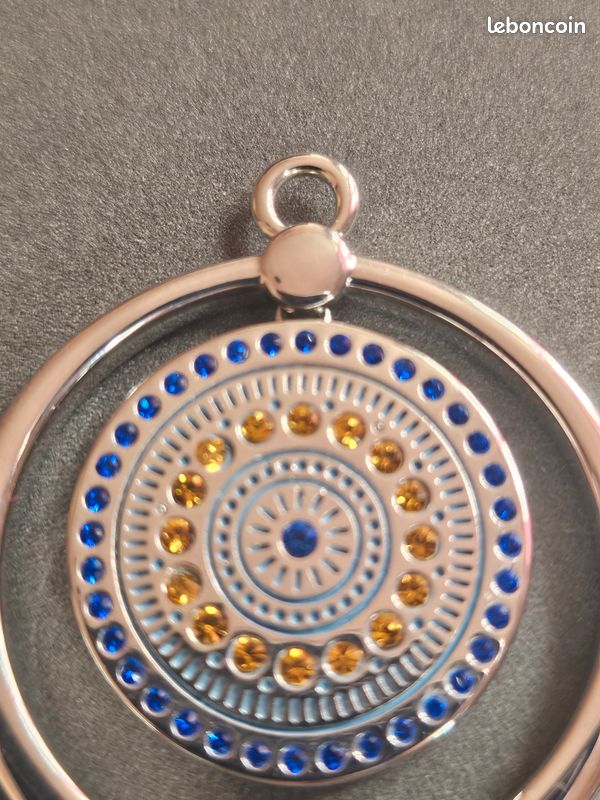 Pendentif Pierre Lang Cristal Bleu – Alliage Argenté, Bijou Signé état Neuf