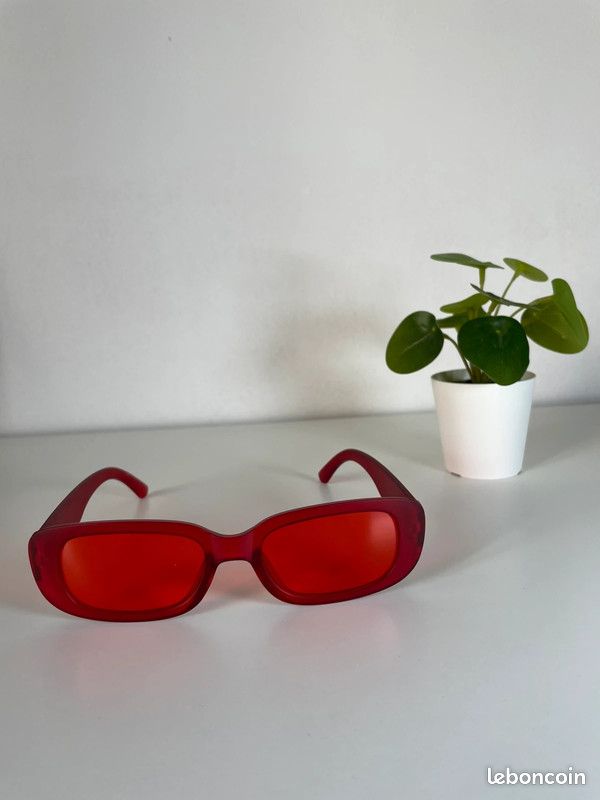 Lunettes rouges neuves (image 1)