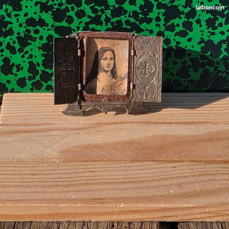 Petit cadre religieux ancien pliant – Triptyque dévotionnel métal (image 1)