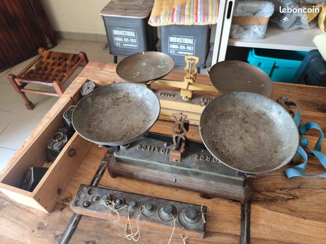 Balances anciennes et poids (image 1)