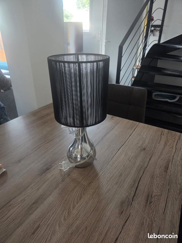 Lampe de chevet design, pied verre chromé, abat-jour noir (image 1)