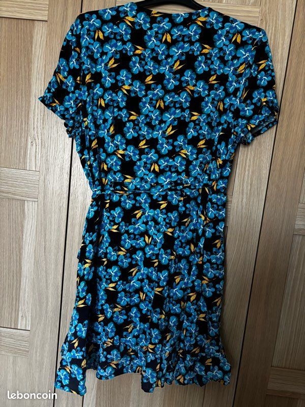 Robe portefeuille noir fleurs bleu KIABI Vêtements