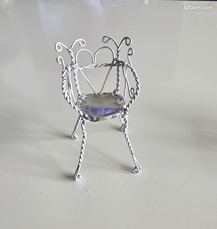 Chaise de jardin miniature en muselets (image 1)