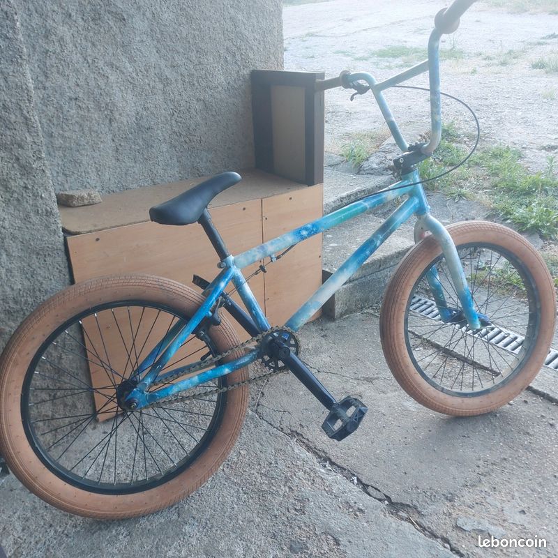 Bmx freestyle à remettre en état pas de vis pédale hs (image 1)