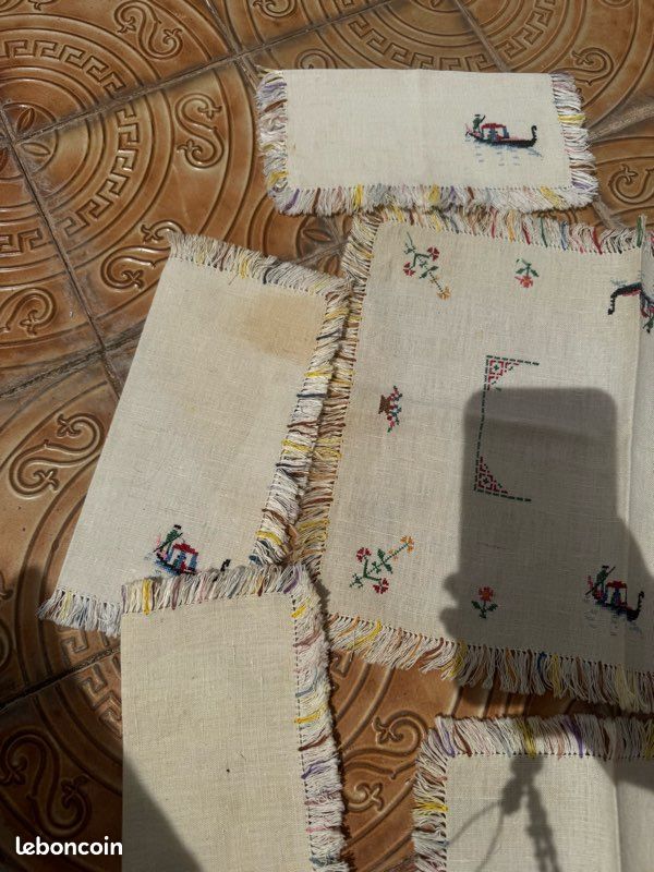 Set plateau ou table brodé main + serviettes – décor gondole et fleurs, franges multicolores (image 9)