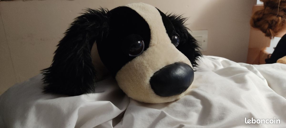 Chien en peluche noir et blanc grosse tête fatiguée (image 1)