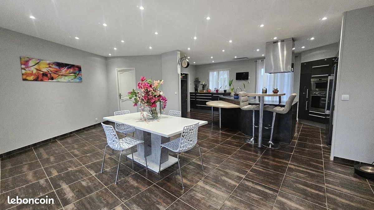 Villa 10 pièces 240 m² - La Lande-de-Fronsac 33240 (image principale 16)