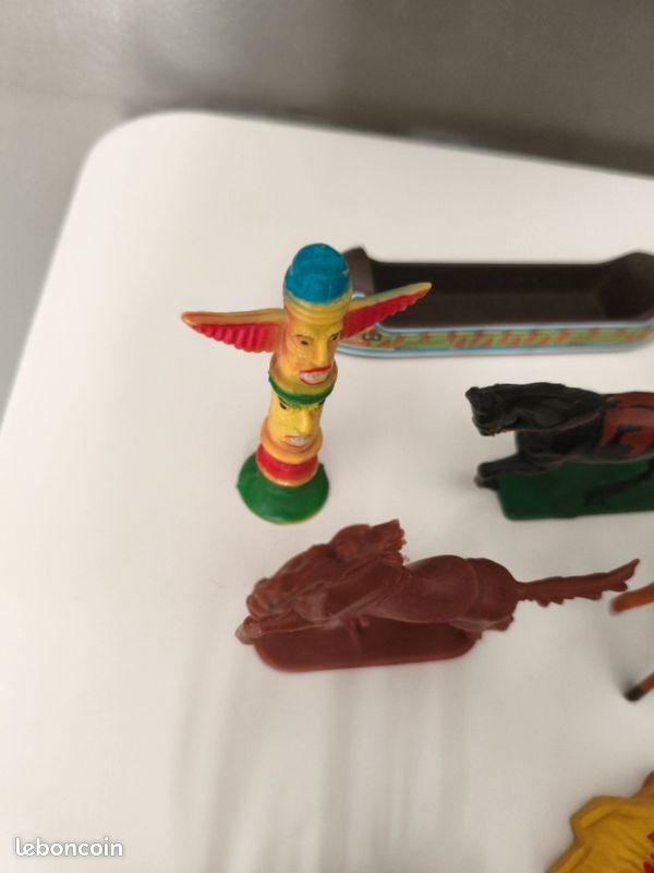 Lot De Figurines Starlux Western - Cowboys, Indiens Et Divers - Plastique Peint Vintage