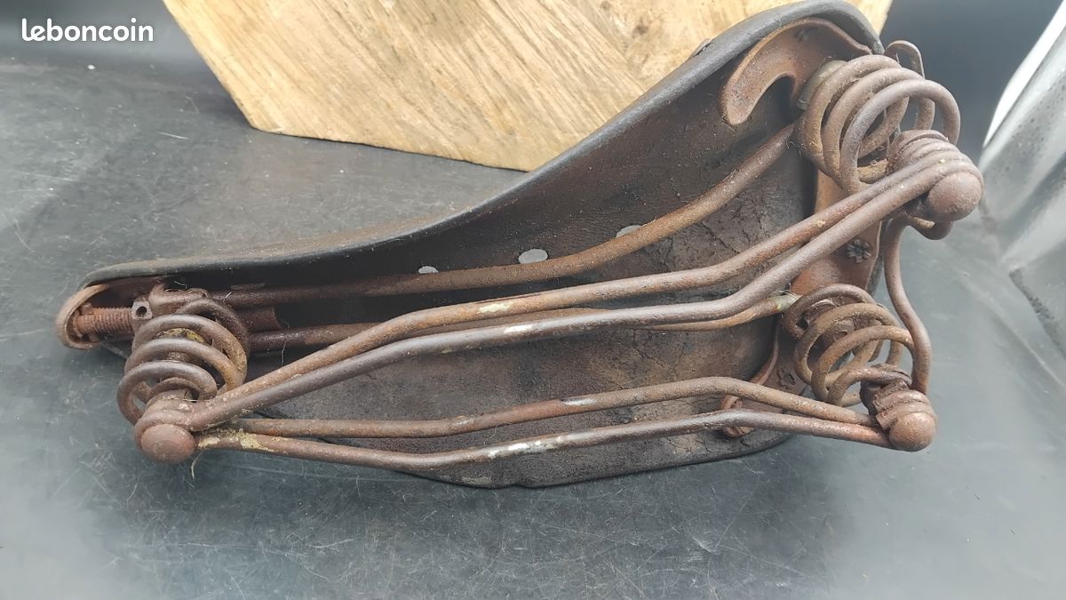 Selle Vélo Ancienne En Cuir HAMANOR - Pour Cycles Ou Motos - Collection Rétro