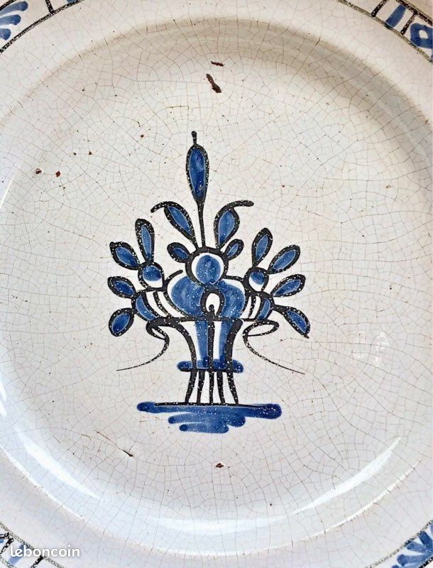 Rouen (FR) - PLAT FAIENCE CUL NOIR ROUEN FORGES LES EAUX XVIII/XIXe