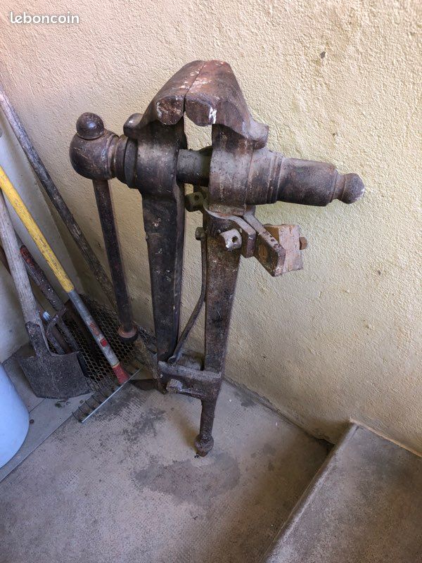 Étau ancien en fonte (image 2)
