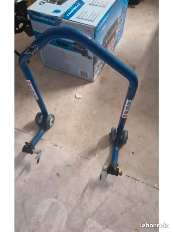 Béquille arrière de moto de marque Suzuki 

La bequille a ete acheté chez Suzuki neuve 

Elle a des traces d usure de stockage 

A La ciotat (image 2)