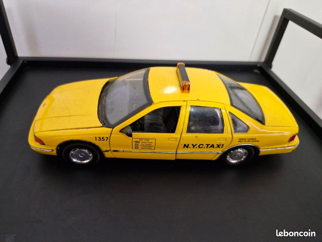 UT MODELS CHEVROLET CAPRICE TAXI 1/18 rare NEW Yellow/Multicolored Yellow/Multicolored - Sold