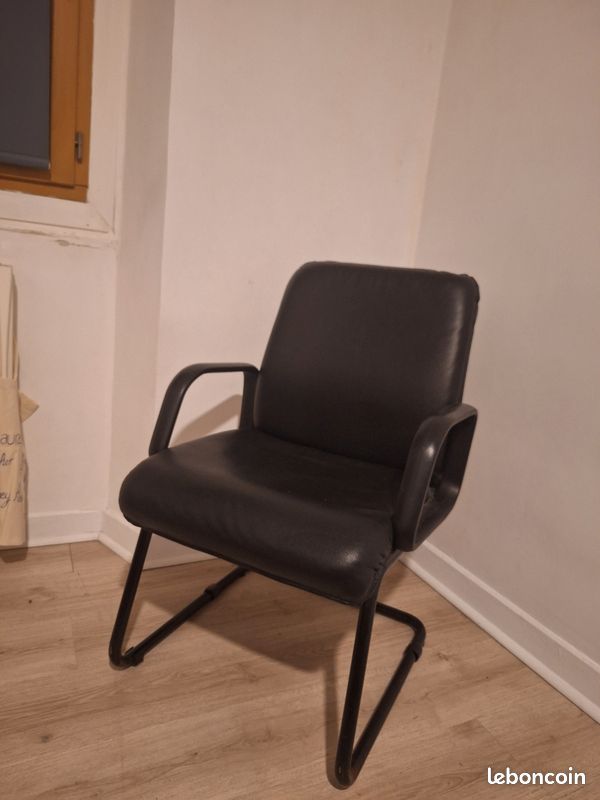Fauteuil en cuir noir (image 1)
