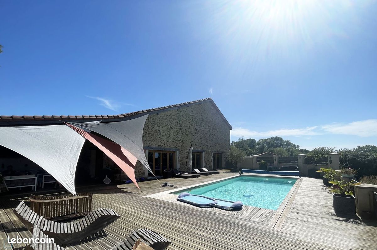 Maison 7 pièces 373 m² - Montbron 16220 (image principale 1)