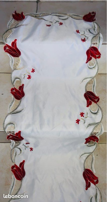 Long chemin de table crème motifs fleurs pourpre brodées (image 3)