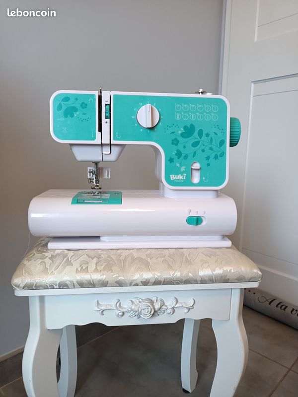 Buki Machine à Coudre Expert – 12 Points, 2 Vitesses, Pédale Incluse – 6 Projets Tendance (Marque-page, Pochette, Porte-monnaie…) – Dès 10 Ans
