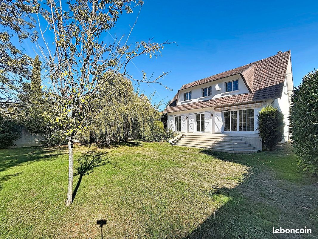 Maison 8 pièces 137 m² · à Neauphle-le-Château · 137 m² · 599 000 €