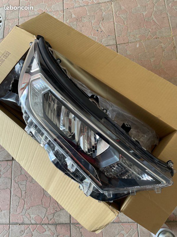 Phare avant droite Toyota Rav-4 2018/2023 (image 1)