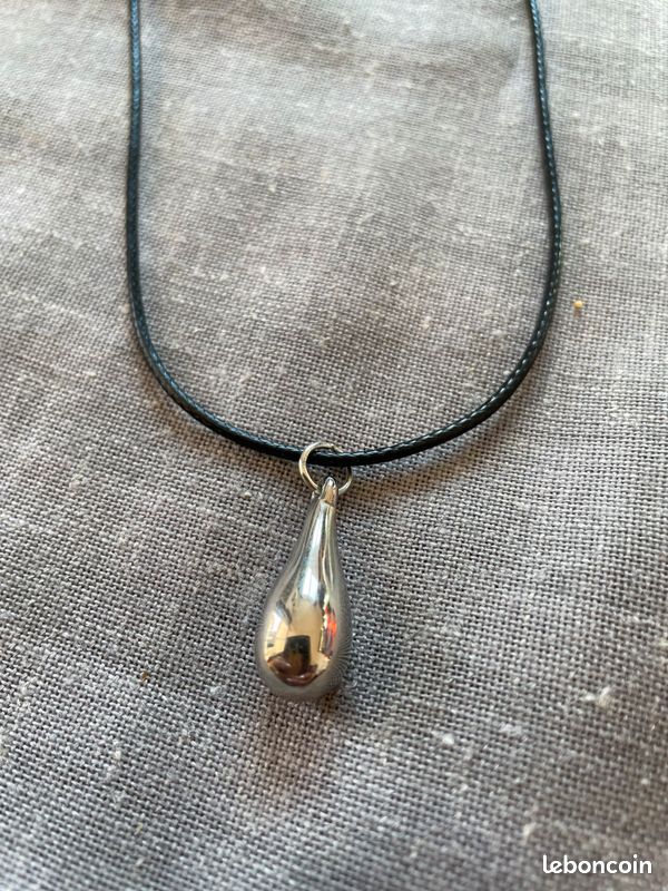 Collier avec un pendentif argenté (image 3)