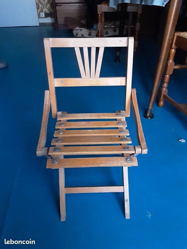 Petite chaise en bois pliable (image 1)