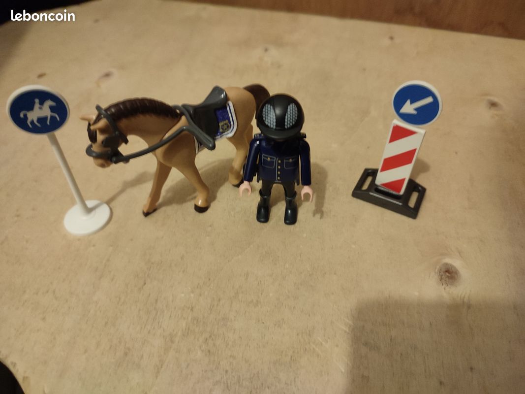 26 / Playmobil 9260 – Policier avec cheval (image 1)