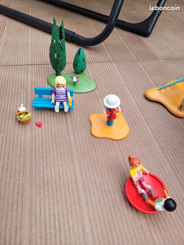 Playmobil Family Fun 71001 pas cher, Cabane dans les arbres et toboggan