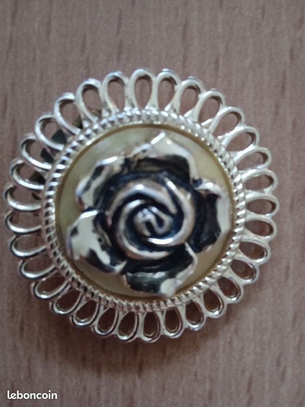 Broche Ronde Décor Fleurs Et Pierres - Plaqué Or - Marque J C - Occasion