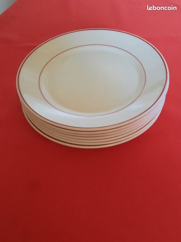7 assiettes en arcopal avec un liseret rouge (image 1)