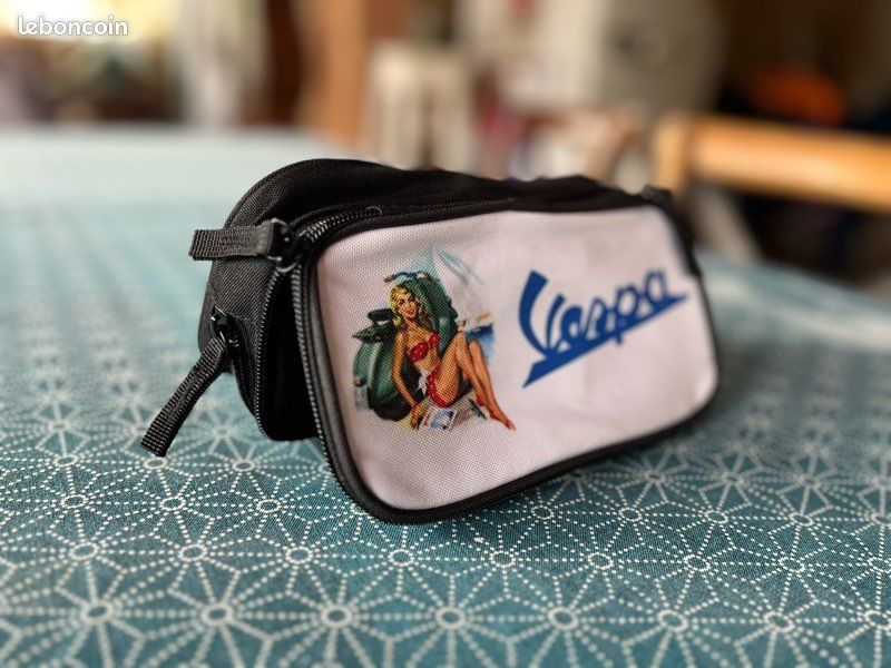 Trousse Vespa Originale – Dimensions 23 X 10 X 5 Cm – Plusieurs Couleurs – Design Italien Emblématique