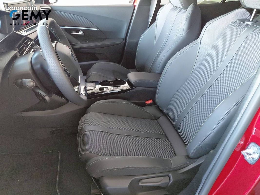 PEUGEOT 2008 Hybrid 145 e-DCS6 GT (image 13)