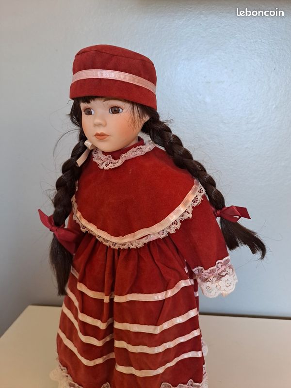 Magnifique Poupée De Collection En Porcelaine 60 Cm Avec Son Socle - Très Bon état