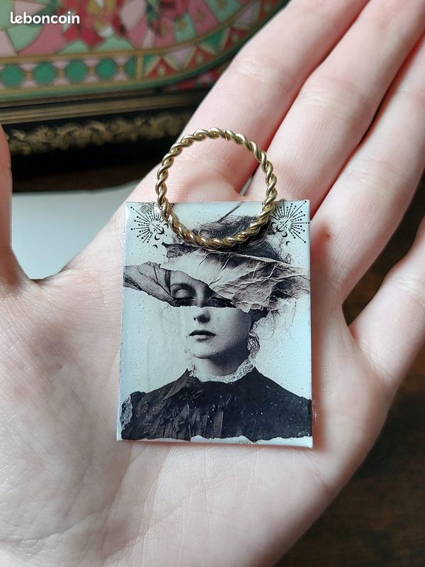 Pendentif Vintage De Créateur – Pièce Fantaisie Unique Avec Charme Rétro Et Authenticité
