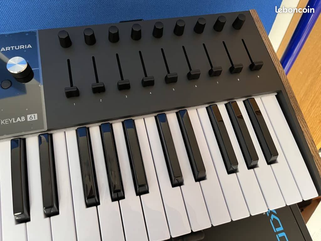 Clavier arturia keylab Mk3 noir + 2 pédales + housse + stand (image 3)