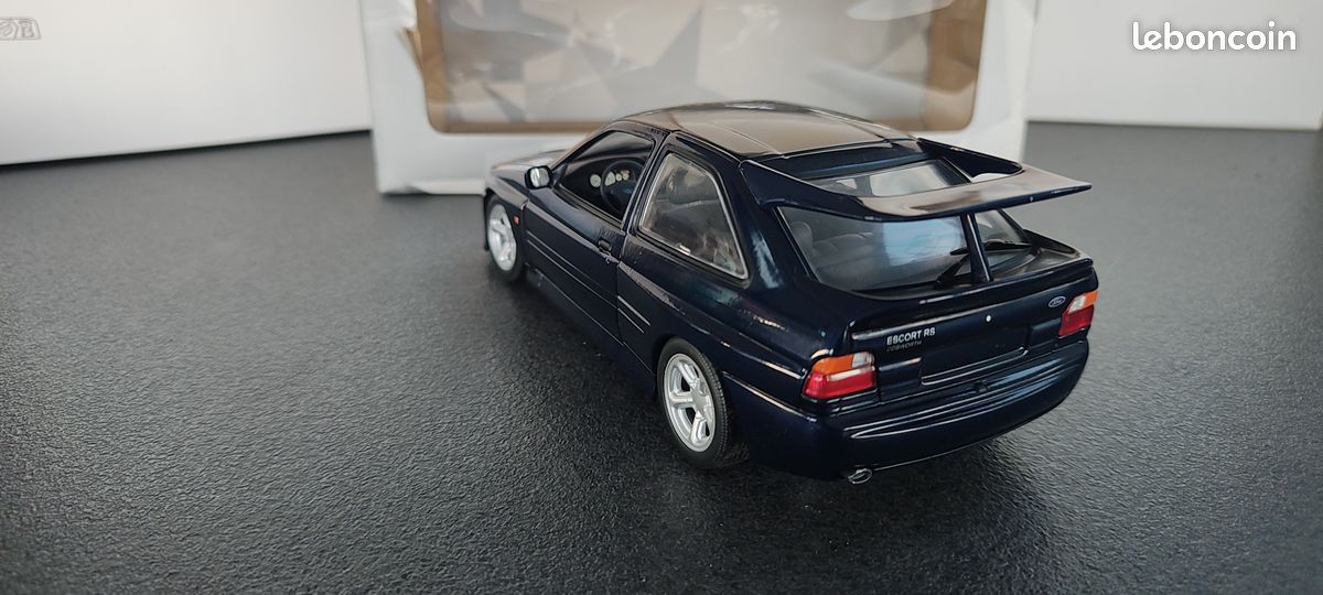 Coche miniatura Ford Escort Cosworth 1/18 Ut Models Cosworth rs tuning - Coches-miniaturas.es