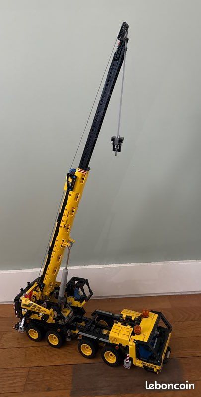 Lego technique 42108 la grue mobile jaune (image 1)