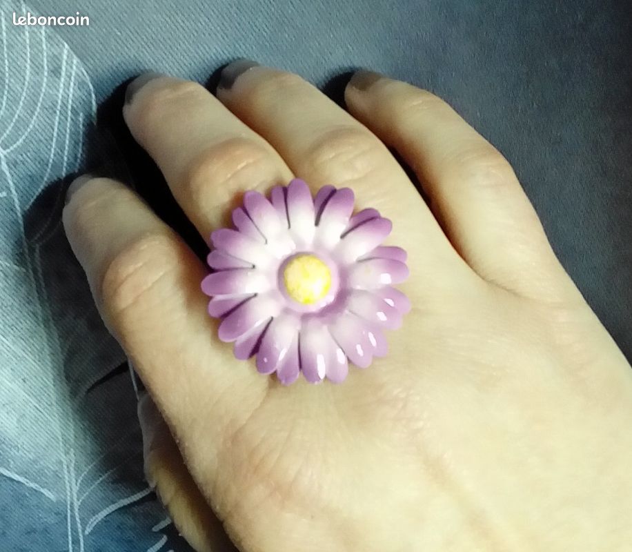 Bague réglable fleur en métal de couleur lilas (image 1)