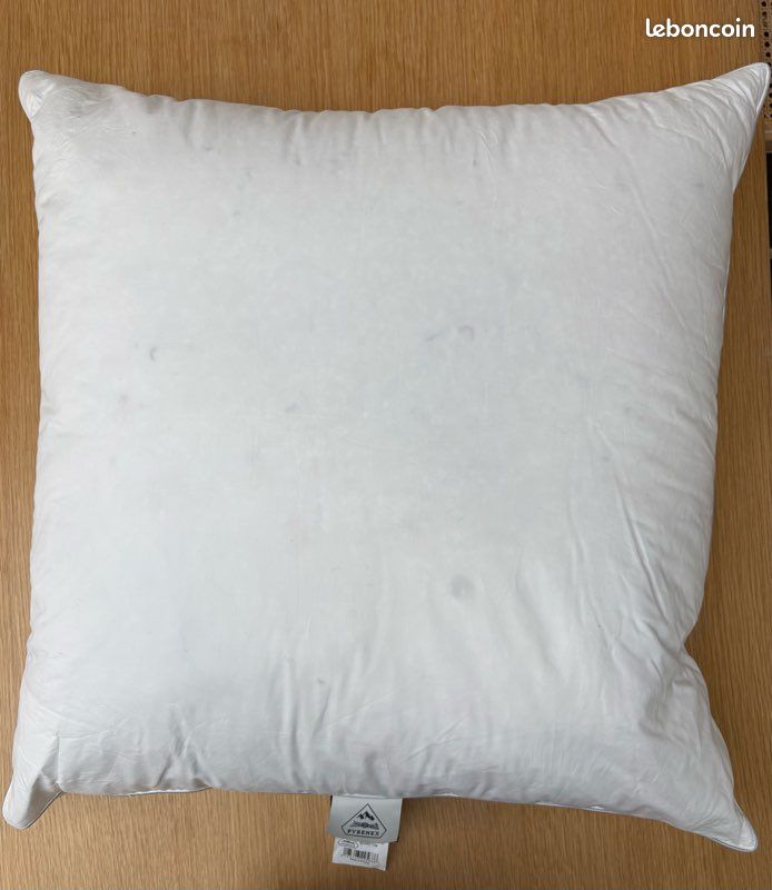 PYRENEX14 - Deux OREILLERS VALAN FERME 65x65 (image 1)