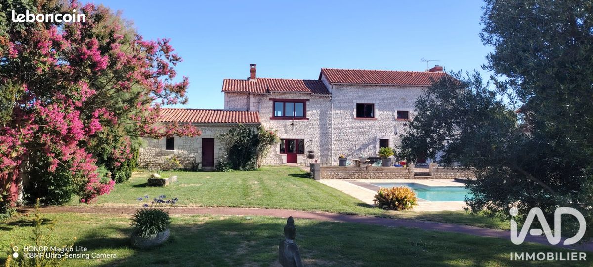 Maison 9 pièces 400 m² · à Sérigny · 400 m² · 593 100 €