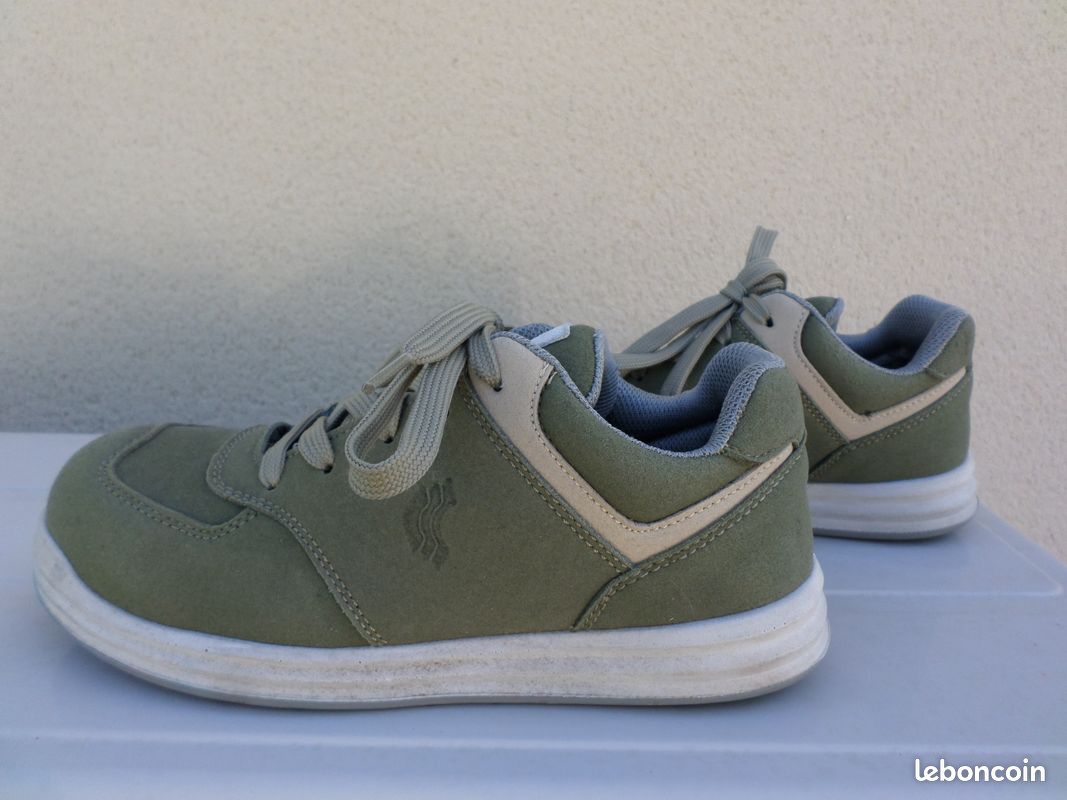 Une paire de chaussure de sécurité taille 35 Chaussures